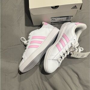 WOMENS GRAND COURT 2.0 SNEAKER. Size 7.5